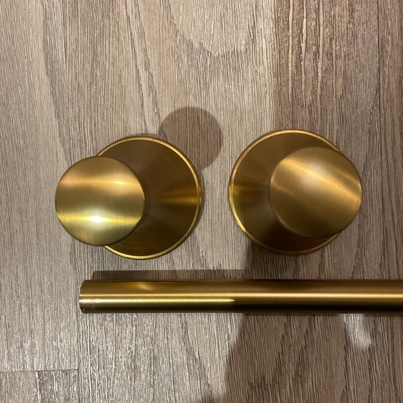 Threshold 18” Casual Tower Bar in Brass - Picture 3 of 5